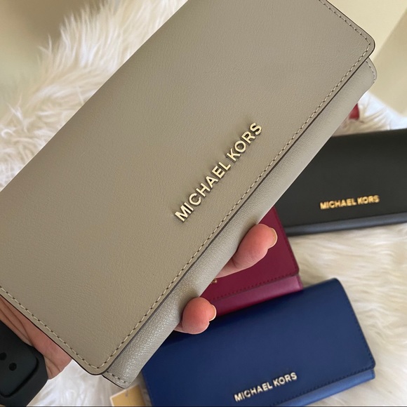 Michael Kors large carryall wallet clutch - Picture 9 of 12